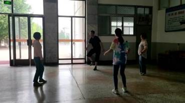 说明: E:\CZG\非教学\工会党务与指导青年教师\20220606 校工会活动视频\51吃瓜网 姜亚东 踢毽子_Moment.jpg